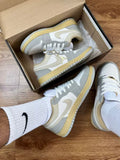 Nike Air Jordan 1 Low Cinza e Amarelo